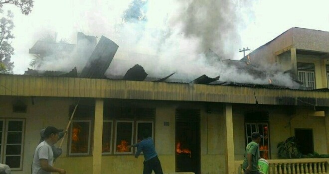 Tampak api membakar rumah warga di Kota Sungai Penuh.