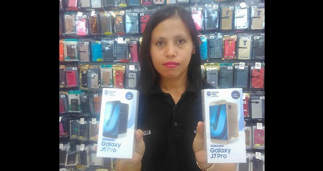 Karyawan counter Samsung di Sipin, Kota Jambi, saat memperlihatkan Samsung J5 Pro dan Samsung J7 Pro.