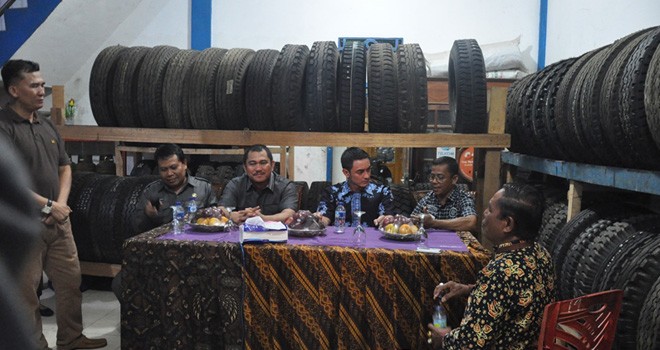 Gubernur Jambi, Zumi Zola Zulkifli saat meninjau hilirisasi karet di Unit Pengolahan Hasil karet di Bungo.