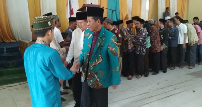Tetua bersama sesepuh IKAT bermaaf-maafan usai acara halalbihalal di Gedung BPSDM.
