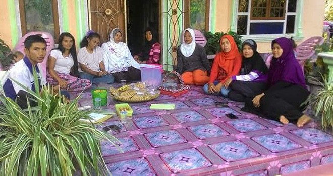 Kedua mempelai saat mengantar jadah kerumah salah satu keluarga.