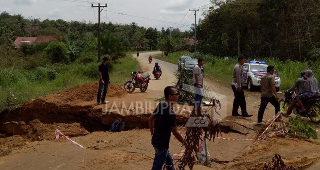 Badan Jalan Tebo -Rimbo yang tepatnya di Jalan Pendawa RT 1 Desa Purwoharjo Kecamatan Rimbo Bujang Kabupaten Tebo yang amblas.