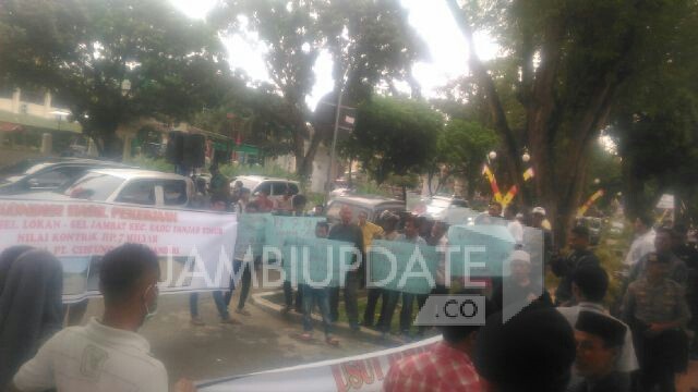 Tampak puluhan massa melakukan aksi unjuk rasa di Simpang BI