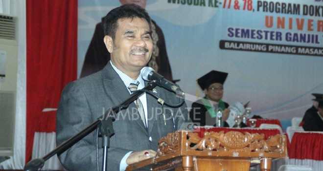 Anggota DPR RI, Sutan Adil Hendra (SAH) memberikan sambutan di acara Wisuda Universitas Jambi, Sabtu (14/8).