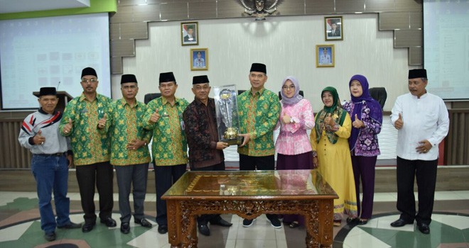 Walikota Jambi, Sy Fasha saat menyambut kedatangan kafilah MTQ di Ruang Pola Kantor Wali Kota Jambi.