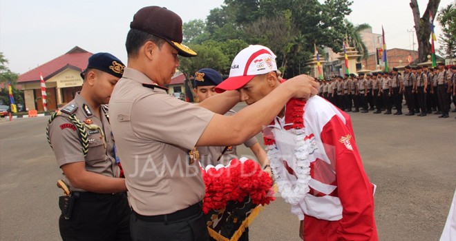 Kapolda Jambi, Brigjen Pol Drs Priyo Widyanto saat melepas atlet Sepak Takraw ke Sea Games Kuala Lumpur Malaysia.