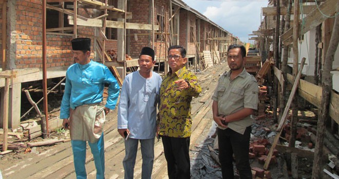 Anggota DPR RI, H Bakri saat tinjau proses pengerjaan bedah rumah.