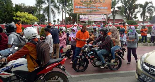 Kegiatan membagikan bendera kepada pengendara di kawasan simpang BI Telanaipura (14/8) kemarin.