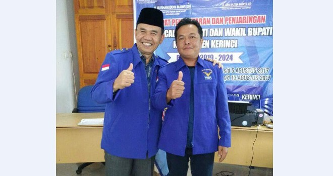 Adirozal saat mengembalikan formulir pendaftaran di DPC Demokrat Kerinci.