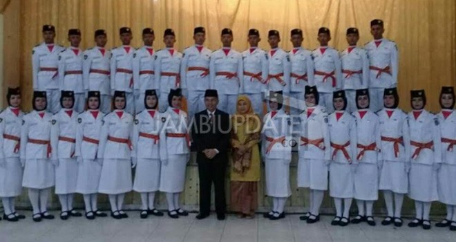 Terlihat seragam (rok) yang digunakan paskibra yang tidak rapi.