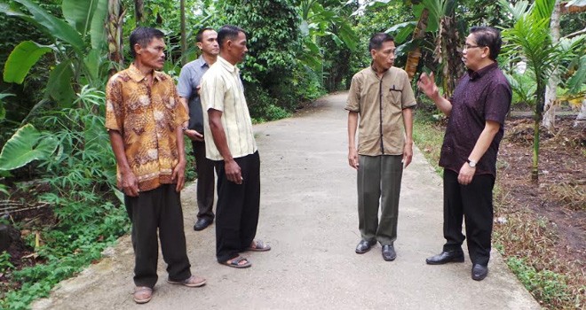 H Bakri saat meninjau serapan dana desa solok.