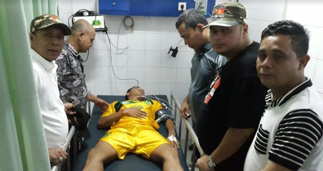 Ketua Persijam Jambi, A Rahman saat menjenguk pemain Persijam yang mengalami keretakan tulang pipi.