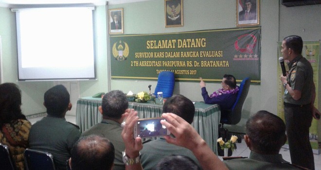 Kepala Rumah Sakit Dr Bratanata, Mayor CKM. dr Nirwan Arief Sp. M.MARS, memberikan penjelasan kepada tim akreditor pusat. 