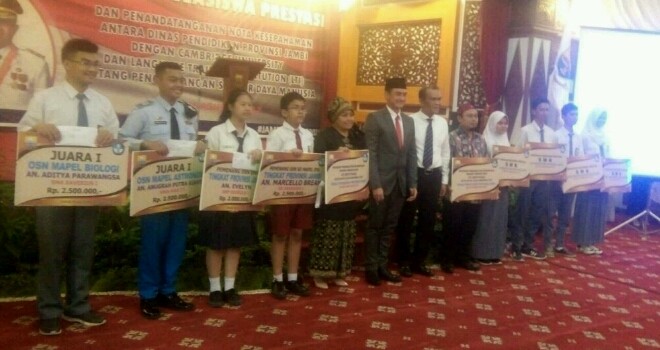 Gubernur Jambi, Zumi Zola memberikan bantuan beasiswa kepada siswa dan mahasisea berprestasi.