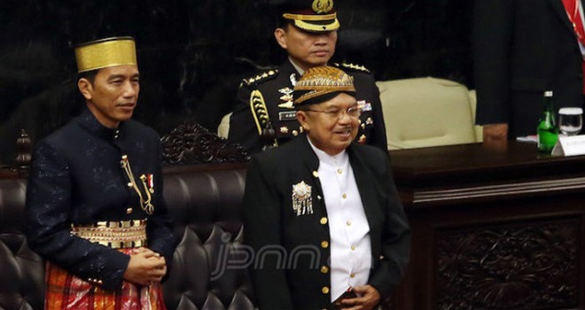 Presiden Joko Widodo dan Wakil Presiden Jusuf Kalla dengan pakaian adat saat menghadiri Sidang Tahunan MPR 2017 di Kompleks Parlemen, Jakarta. Rabu (16/8). Foto: JPNN.com