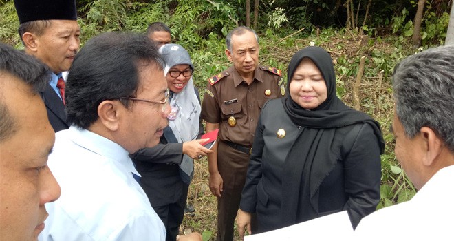 Bupati Muaro Jambi, Hj Masnah Busro mendampingi Kepala Kemenkumham Jambi, Bambang Palasara meninjau Lokasi tanah Pemkab yang akan dihibahkan menjadi LP.