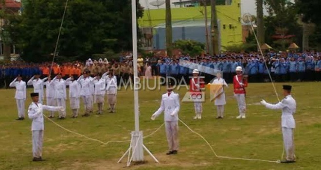 Terlihat pakaian anggota paskibra yang kotor saat mengibarkan bendera.