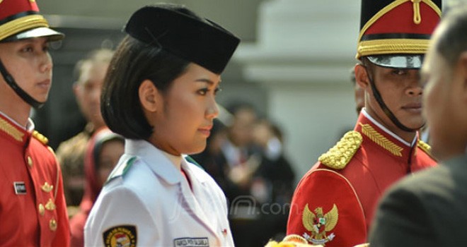 Pembawa baki merah putih di Istana Merdeka, Fariza Putri Salsabila. Foto: JPNN