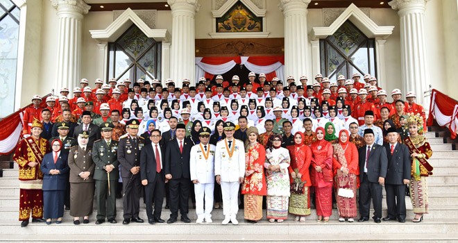 Foto bersama Gubernur Jambi, Wagub, Kapolda, Danrem dan Unsur Forkopimda serta pasukan pengibar bendera di Kantor Gubenur Jambi.