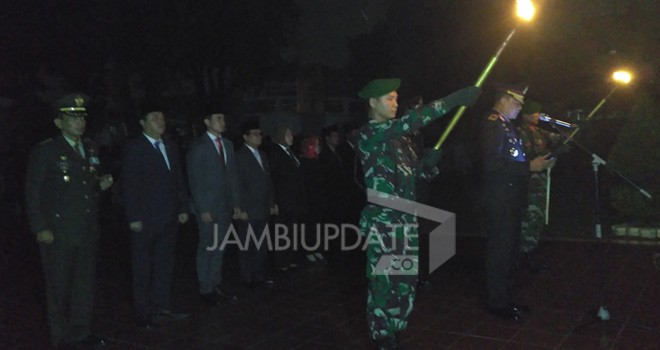Kapolda Jambi, Brigjen Pol Drs Priyo Widyanto MM memimpin upacara runungan suci di Taman Makam Pahlawan Satria Bakti, Jambi.