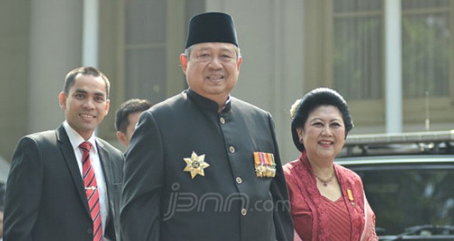 Presiden RI ke-6 Susilo Bambang Yudhoyono (SBY) dan Ani Yudhoyono di Istana Merdeka. Foto: JPNN