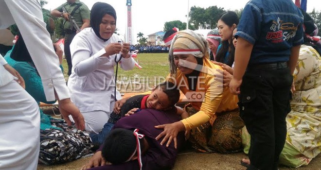 Terlihat anak dan isteri menangis melihat ayahnya dalam acara drama klosal.