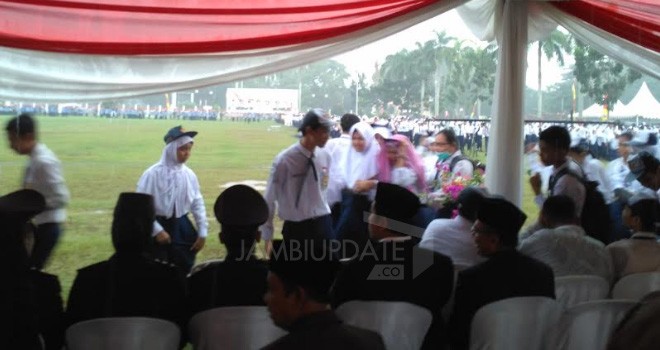 Tampak peserta upacara membubarkan diri karena derasnya hujan mengguyur lokasi.