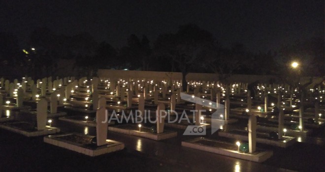 Tampak Makam Pahlawan dipenuhi ratusan obor dan lilin.