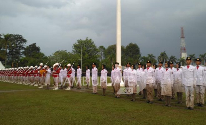 Upacara penurunan bendera merah putih di lapangan Kantor Gubernur Jambi.