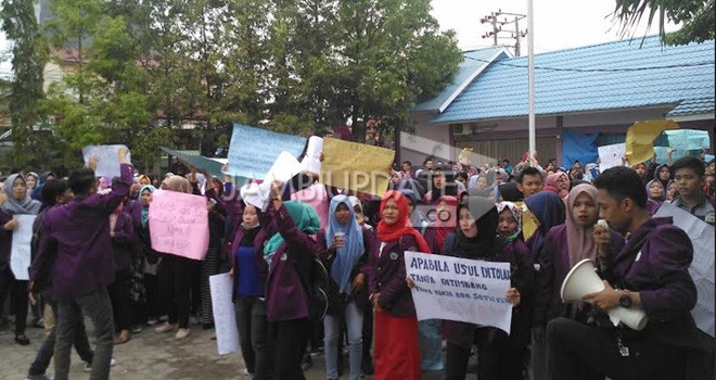 Puluhan Mahasiswa Stikes HI Jambi Gelar Aksi Unjuk Rasa Depan Kampus.