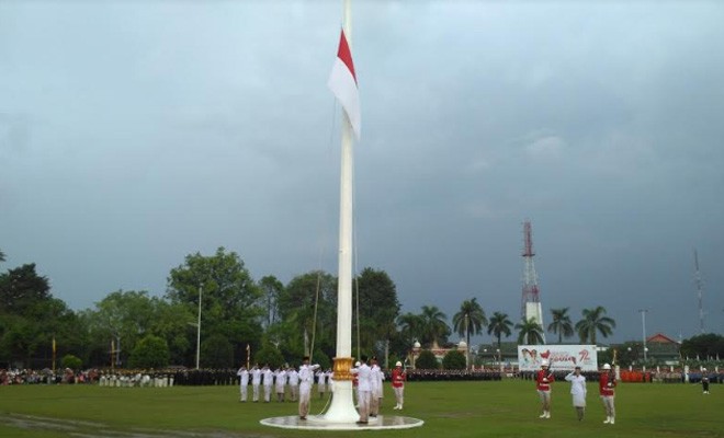 Upacara penurunan bendera merah putih di lapangan Kantor Gubernur Jambi.
