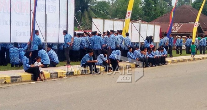 Terlihat Banyak PNS di Tebo yang Duduk Saat Upacara Hut RI.