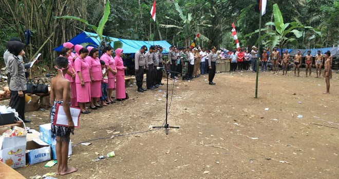 Warga SAD beserta puluhan personel Polres, Kodim 0420 Sarko, Kecamatan dan Desa melakukan upacara bendera HUT RI ke-72 di Desa Lantak Seribu, Kecamatan Renah Pamenang. 