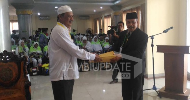 Penyerahan CJH asal Kota Jambi secara langsung diserahkan oleh Rusli kepada Kanwil Kemenag Provinsi Jambi selaku Ketua PPIH.