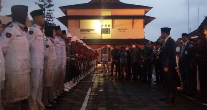 Gubernur Jambi, Zumi Zola menemui Paskibraka usai upacara penurunan bendera merah putih.