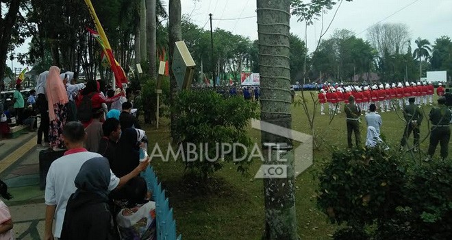 Massa Berjejer di Balik Pagar Balai Kota Jambi.