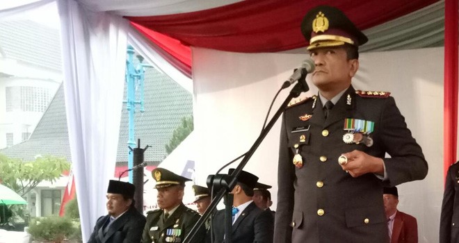 Kapolresta JambiKombes Pol Fauzi Dalimunthe, menjadi inspektur upacara saat penurunan bendera merah putih di lapangan Kantor Walikota Jambi, Kamis (17/8) sore.