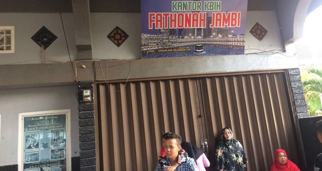 Calon Jamaah Haji Plus mendatangi kantor KBIH Fathonah Jambi.