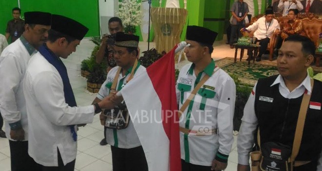Gubernur Jambi, Zumi Zola melepas secara resmi CJH kloter 20 asal Kota Jambi.