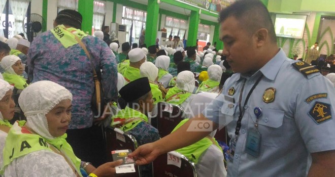 Petugas Imigrasi Jambi mengantarkan pasport CJH kloter 20 EHA Jambi.