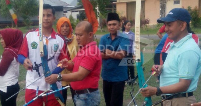 Ketua Perpani Provinsi Jambi, Ibnu Ziady, MZ mengikuti kegitan panahan beberapa waktu lalu dalam rangka uji coba.  