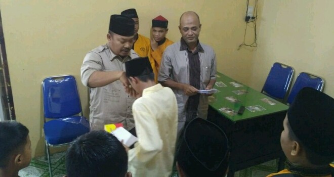 Tim Fasha Center memberikan santunan kepada puluhan anak yatim di Kota Jambi.