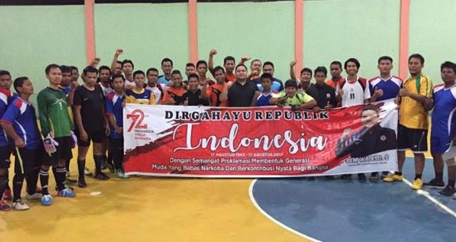Ketua DPW BM PAN Provinsi Jambi, Geni Waseso Segoro ikut bermain futsal bersama di lapangan futsal De Centro Futsal, Pasir Putih, Kota Jambi.