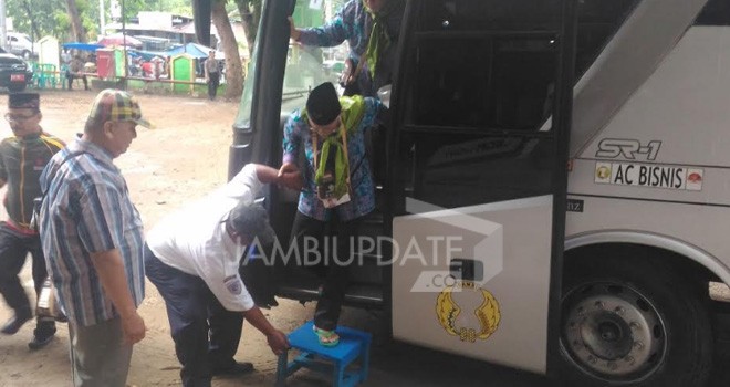 CJH Kloter 21 mulai datang ke Asrama Haji.