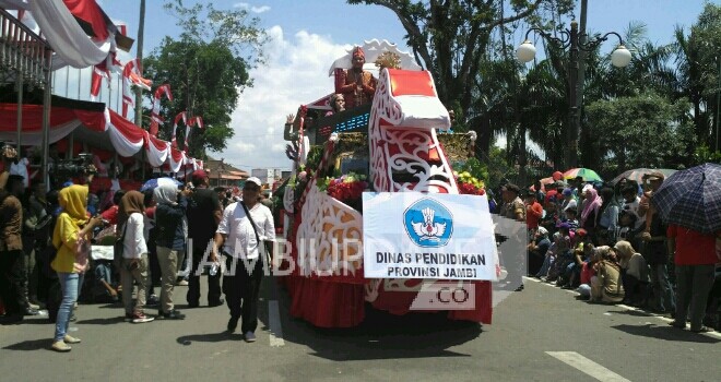 Mobil hias Dinas Pendidikan Provinsi Jambi pada acara pawai pembangunan dalam rangka Hut RI.