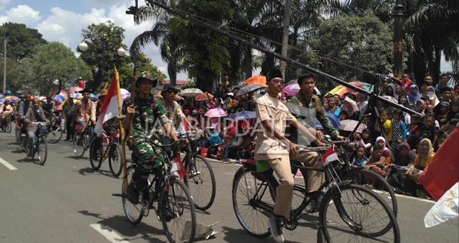 Pencinta Sepeda Ontel yang Berseragam Pejuang.