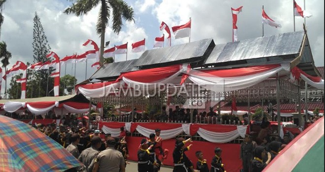 Ribuan Warga Saksikan Pawai Pembanguan di Halaman Rumdis Gubernur Jambi.