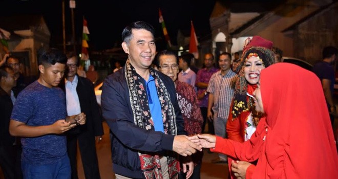 Walikota Jambi, Sy Fasha saat bersalaman dengan masyarakat.