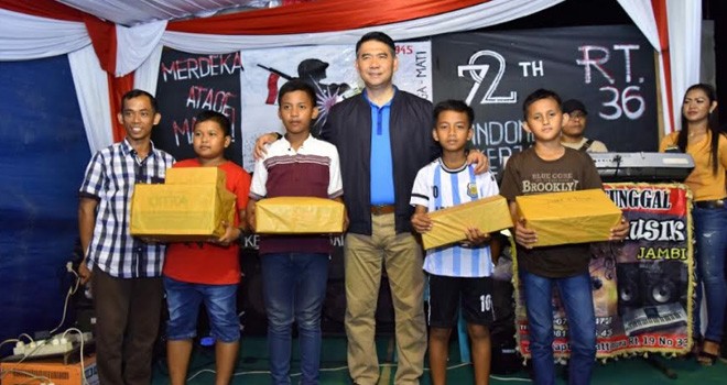 Walikota Jambi, Sy Fasha saat memberikan hadiah kepada pemenang lomba.