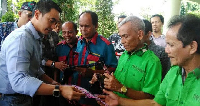 Gubernur Zola Bagi-bagi Lacak Gratis di Bandara Jambi.